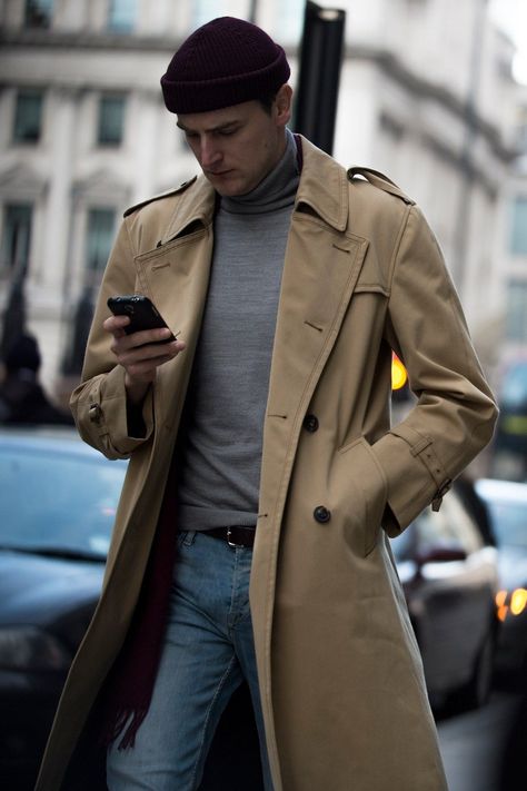 The strongest looks on the street at LCM | London Collections Men A/W '16 street style | British GQ | British GQ Burberry Men Outfit, Burberry Trench Coat Outfit, Topcoat Men, Trench Outfit, Long Coat Men, Mens Fashion Vintage, Overcoat Men, Most Stylish Men, Men's Trench Coat