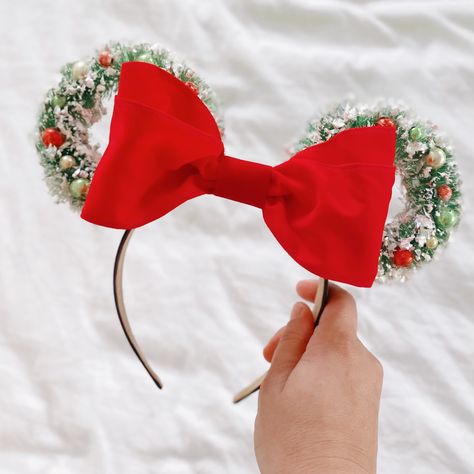 Disney Christmas Clothes, Mickeys Very Merry Christmas Party 2022 Outfits, Disney Ears Tinkerbell, Christmas Ears Disney, Diy Christmas Minnie Ears, Disney Theme Christmas Party, Disneyland Christmas Decorations, Disney Christmas Embroidery, Disney Christmas Ears Diy