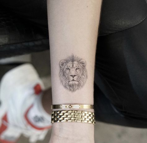 León tatuaje Simple Lion Tattoo, Lion Tattoo Ideas, Lion Tattoo Meaning, Small Lion Tattoo, Shape Tattoo, Leo Tattoos, Cat Tattoos, Disney Tattoo, Tattoo Girls