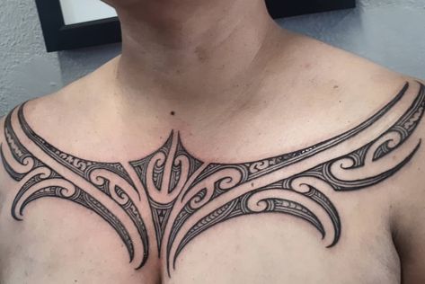 217 Likes, 4 Comments - The Native Studios (@thenativestudios) on Instagram: “Chest piece by our female artist in the whare @tylrjade #thenatuvestudios #tamoko #moko #aoteroa…” Tamoko Designs, Blackwork Backpiece, Moko Kauae, Mandala Chest Tattoo, Lisa Tattoo, Polynesian Tattoos Women, Ta Moko, Maori Tattoo Designs, Maori Designs