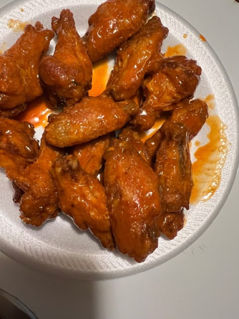 Chicken Wings Aesthetic, Homemade Hot Wings, Wings And Fries, Hooters Wings, Cooking Soul Food, Spicy Wings, Soul Food Dinner, Hot Wings, Delicacy Food