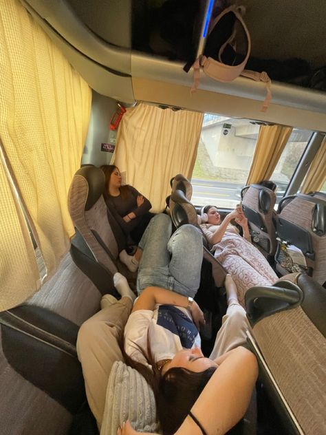 Bus School Trip, School Field Trip Aesthetic, Uni Accomodation Aesthetic, School Trips Aesthetic, School Trip Bus, Dc School Trip, School Trip Aesthetic, French Trip, Bus Trip