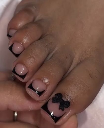 Black French Tip Toes And Nails Set, Acrylic Toes Black French Tip, Black Toe French Tip, Black French Tip Toes With Design, Black Toe Nails Ideas, Black French Tip Nails And Toes, Black French Tips Toes, Black French Toe Nails, Black French Tip Toenails