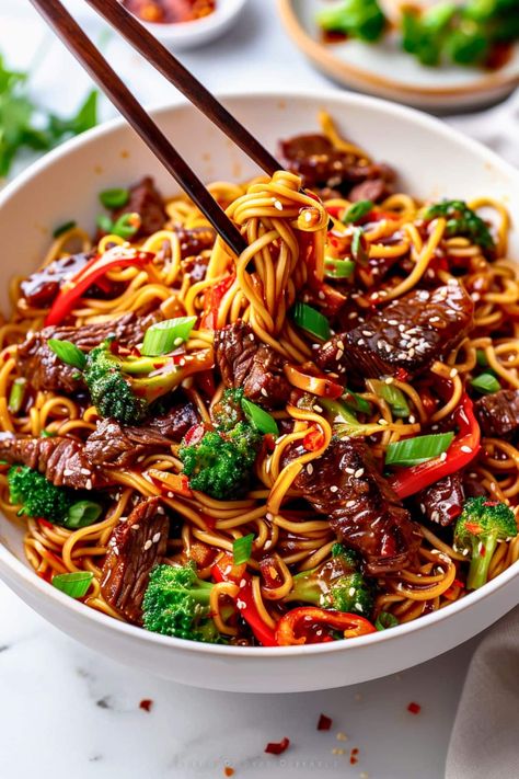 New Easy Dinner Ideas, Quick Meal Ideas For Two, The Woks Of Life Recipes, Delicious Beef Recipes, Beef Noodle Bowls Asian, Noodles Dinner Recipes, Meat And Veggie Meals Low Carb, Delicious Cheap Meals, Asian Themed Appetizers