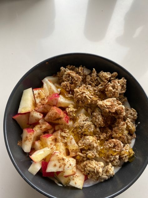 Granola Recipe For Yogurt, Muesli And Yogurt, Morning Yogurt Bowls, Apple Cinnamon Yogurt Bowl, Cinnamon Apple Yogurt Bowls, Yoghurt Granola Bowl, Granola And Yogurt Breakfast, Yoghurt Bowl Aesthetic, Yogurt And Granola Breakfast