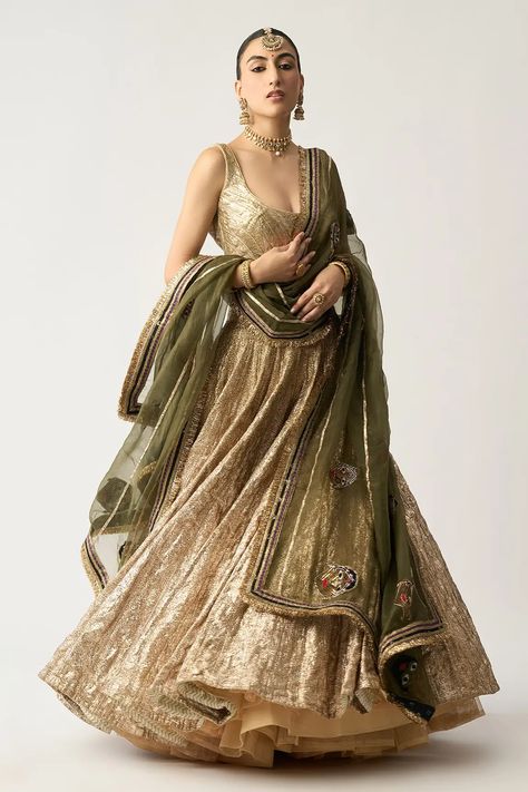 Lehenga Outfits, Golden Lehenga, White Dupatta, Kurtis Designs, Half Saree Lehenga, Sabyasachi Lehenga, Wedding Lehenga Designs, Saree Lehenga, Doll Faces