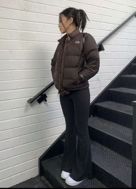 Outfits With Puffer Jackets, North Face Puffer Jacket Outfit, North Face Jacket Outfit, Outfits With Flares, Doudoune The North Face, Puffer Outfit, Puffer Jacket Outfit, Cute Outfits With Leggings, North Face Puffer Jacket