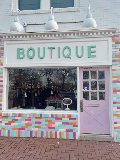 cute boutique colorful beach clothes Beach Boutique Exterior, Coastal Shopping Center, Fun Boutique Ideas, Beach Store Aesthetic, Tsitp Homescreen, Sophia Vibes, Swimsuit Boutique, Boutique Exterior, Storefront Ideas