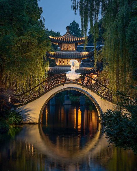 Traditional Chinese House, Chinese Places, Night Of The Demons, Chinese House, Ancient Chinese Architecture, Asian Architecture, Asian Garden, Landscape Concept, Chinese Landscape