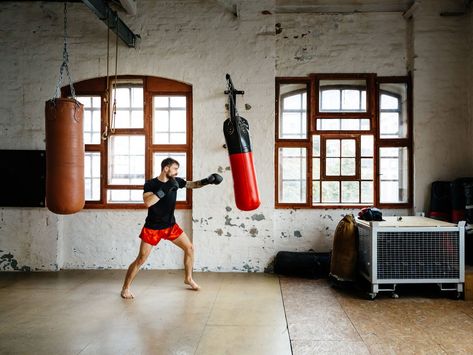 5 Boxing Workouts to Get You in Lean Fighting Shape Workout Steps, Kickboxing Benefits, Boxing Workout Routine, Heavy Bag Workout, Thai Boxer, Bike Workout, Kickboxing Classes, Boxe Thai, High Kick