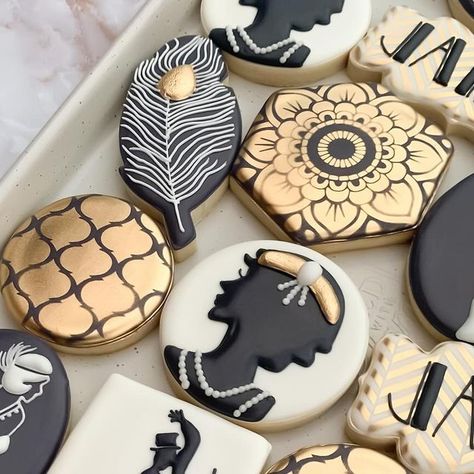 🌙 baked with magic since 2017 ✨ on Instagram: "Speakeasy birthday 🎩✨🎺🎶
.
.
.
.
.
#greatgatsby #gatsby #gatsbyparty #greatgatsbyparty #gatsbywedding #gatsbytheme #thegreatgatsby #gatsbygirl #vintageparty #gatsbycookies #greatgatsbycookies #greatgatsbywedding #greatgatsbystyle #customcookies #cookiedecorator #cookiedecorating #sugarcookies #decoratedcookies #wiltoncakes #baking #cookieart #cookieartist #orlando #orlandocookies #orlandosweets #orlandotreats #orlandodesserts #orlandobakery #orlandobaker #orlandoeventplanner" The Great Gatsby Cupcakes, Speakeasy Cookies, Masquerade Cookies Decorated, 1920s Cookies, Gatsby Cookies, Gatsby Girl, Cookie Party Favors, Great Gatsby Fashion, Gatsby Theme