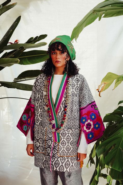 Indian Streetwear, Dope Sweaters, Ankara Jackets, Sewing Clothes Women, Afghan Clothes, Amazing Wedding Dress, Kimono Pattern, Maximalism, Vintage Couture