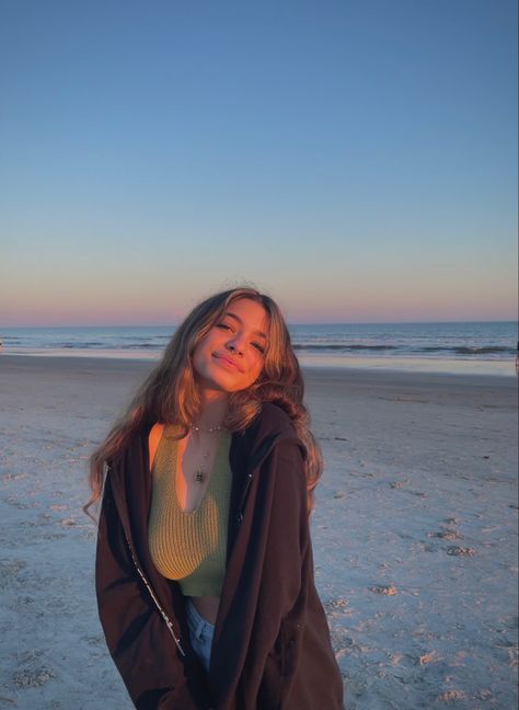 beach in december Sea Trip Outfit, Beach In Winter Pictures, Beach Outfits In Winter, Beach Poses Winter, Beach Winter Pictures, Fall Beach Pics, Beach In Winter Outfit, Beach Day Poses, Beach Winter Photoshoot