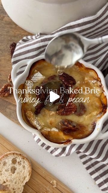 Baked Brie With Honey And Pecans, Baked Brie Honey, Ww Appetizers, Baked Brie Recipe, Seasonal Cocktails, Recipe Appetizers, Fig Spread, Brie Recipes, Fall Appetizers