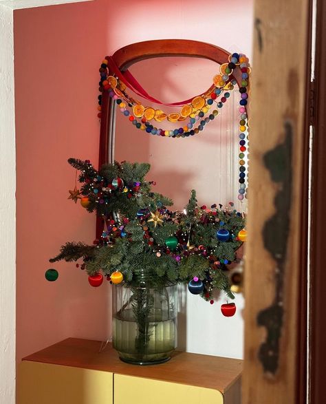 Kitsch Christmas Mantle, Garland Tree Christmas, Christmas Village Display Ideas Mantle, Indie Christmas Decor, Christmas Decor Ideas Retro, Eccentric Christmas Decor, Christmas Decor Unique, Diy Christmas Decorations Colorful, Casual Christmas Decor