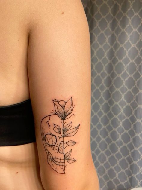 Skull And Flower Tattoo, Pretty Skull Tattoos, Floral Skull Tattoos, Tattoos Feminine, Small Skull Tattoo, Black Work Tattoo, Aesthetic Tattoo Ideas, Medium Tattoos, Feminine Skull Tattoos