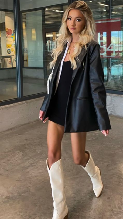 Cowboy Boots Going Out Outfit, High Cowboy Boots Outfit, Cowboy Boots Street Style, Botas Cowboy, Hot Weather Outfits, Class Outfits, Festival Inspo, Weather Outfits, Nashville Outfits