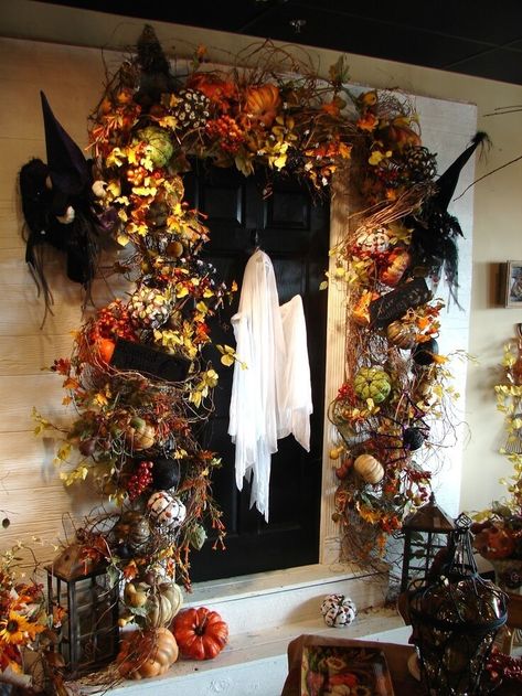 Fun Diy Halloween Decorations, Boo Bash, Halloween Front Door Decorations, Halloween Decor Diy, Halloween Front Doors, Casa Halloween, Halloween Front Porch Decor, Adornos Halloween, Halloween Front Porch