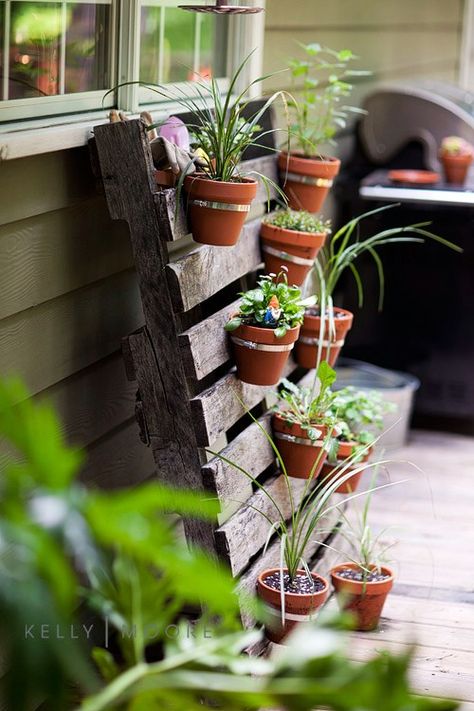 40 Genius Space-Savvy Small Garden Ideas and Solutions - Having a small yard or outdoor living space does not mean that you can’t have a great garden. There are a number of ways that you can turn your small space into a large garden area with little work and in most cases, with little money out of pocket. Kebun Herbal, Vertical Pallet Garden, Taman Diy, Jardim Diy, Vertical Herb Garden, Vertical Garden Diy, Pallet Planter, Garden Indoor, Vertical Gardens