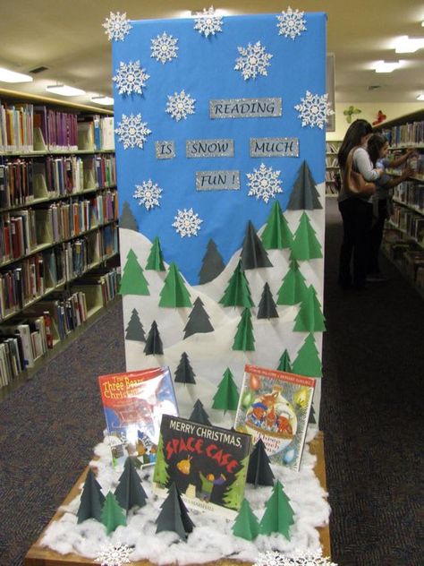 Holiday Library Displays, Fun Library Ideas, Library Display Ideas, Christmas Library Display, Backgrounds Room, Tree Library, Library Illustration, School Library Book Displays, Christmas Library