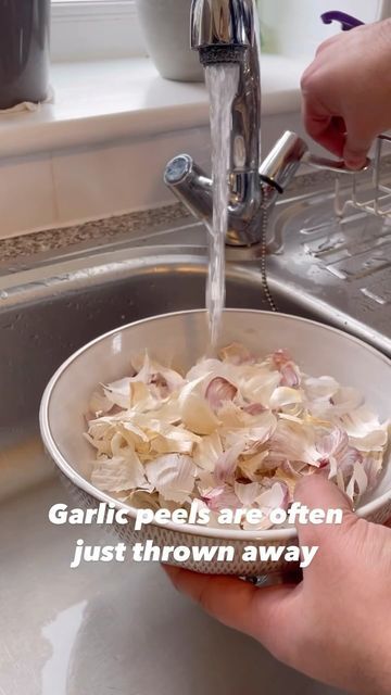 @eatinghealthytoday on Instagram: "How to make an Easy Garlic Peel Powder! 🧄 This is one of the easiest home seasoning zero waste recipes 💕 (via: @joesgarden.official) Simply pop these peels into the oven, crush these peels down and if you are feeling fancy you can even add some table salt and even chilli powder too. This seasoning is amazing and my best secret tip is to use it baked into your bread dough, for the most amazing home made secret garlic bread! #garlic #seasoning #zerowaste #ecotips #gardentips #sustainability" Peel Garlic Easy, How To Make Garlic Powder, Diy Garlic Powder, Zero Waste Recipes, How To Peel Garlic, Bread Garlic, Canning Food Preservation, Garlic Seasoning, Powder Recipe