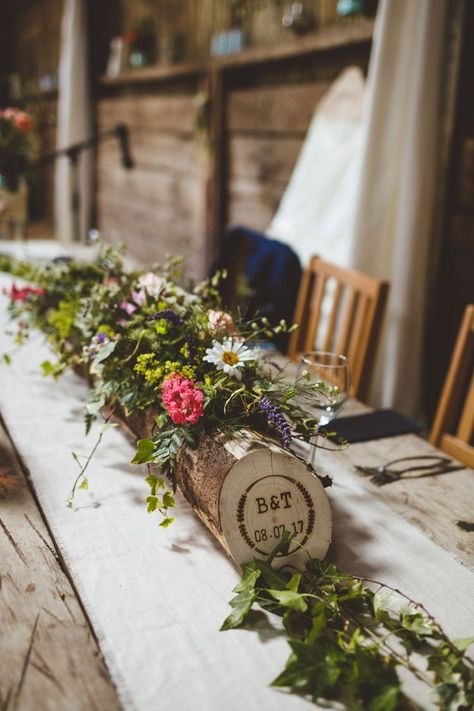 Cheap Wedding Table Centerpieces, Log Centerpieces, Long Table Wedding, Simple Wedding Flowers, Beautiful Wedding Reception, Wedding Floral Centerpieces, Rustic Wedding Centerpieces, Wedding Reception Tables, Wedding Tables