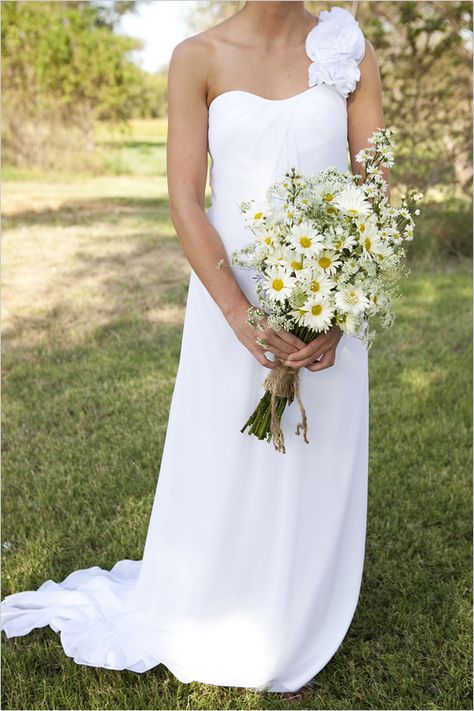 Daisy Bouquet Wedding, Wedding Flowers Wildflowers, Yellow Bouquets, Daisy Wedding, Daisy Bouquet, Boda Mexicana, Diy Wedding Bouquet, Wedding Flower Inspiration, Wedding Chicks