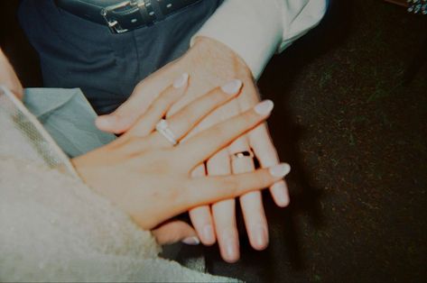 Disposable Camera Honeymoon, Ring Flash Photography, Film Camera Wedding Photos, Mexican Wedding Photography, Wedding Disposable Camera Photos, Analog Photography Wedding, Disposable Camera Engagement Photos, Digital Camera Wedding Photos, Digital Camera Wedding