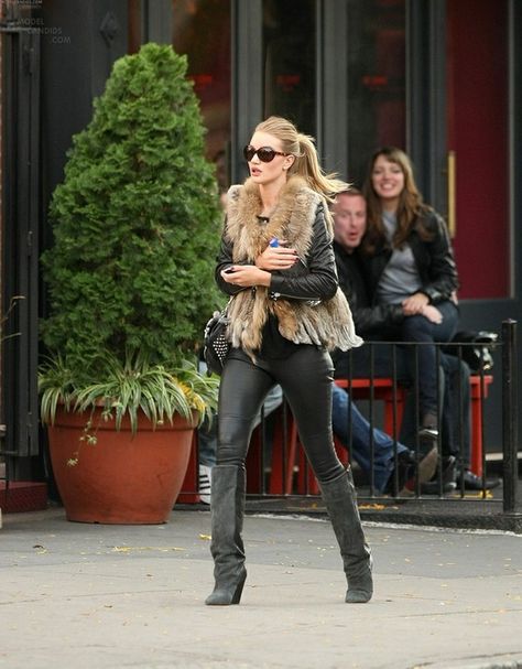 Faux Fur Vests Outfits, Fur Vest Outfits, Rosie Huntington Whiteley Style, Tight Leather Pants, Woman In Black, Vest Outfit, Black Leather Pants, Nicole Richie, Mode Casual