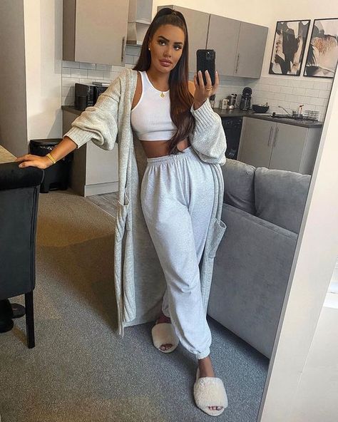 Trending: Gray Joggers | Fashion Cognoscente Cosy Fits, Lounge Wear Stylish, Jogger Outfit, Chill Outfit, Vestiti Edgy, Lounge Outfits, Loungewear Outfits, Vibe Check, Comfy Wear