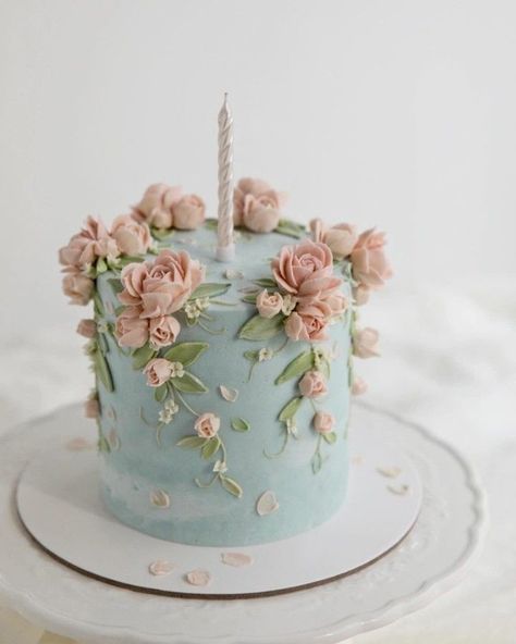 Floral Piping Cake, Impressive Cakes, Floral Cake Design, Birthday Cake Decorating Ideas, Buttercream Flower Cake, Birthday Cake With Flowers, Elegant Birthday Cakes, Cake Artist, 3d Cakes