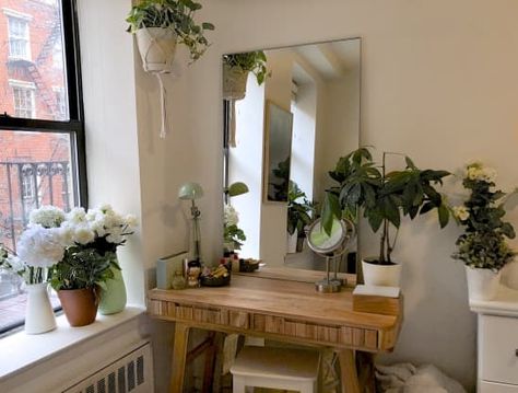 Nyc Apartment Aesthetic Kitchen, Small Nyc Apartment, Nyc Apartment Aesthetic, Plants Apartment, Plant Apartment, Nyc Rooms, Old Wood Floors, Apartment Decoration, Old Apartments