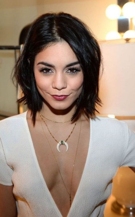 Vanessa Hudgens Short Hair, Vanessa Hudgens Hair, Estilo Vanessa Hudgens, Androgynous Haircut, Night In New York, Short Hair Waves, Hairstyles Theme, Vanessa Hudgens Style, New Haircut