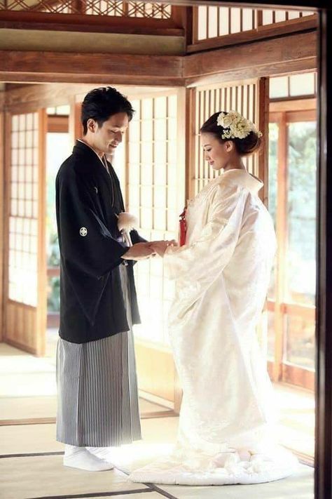 Japanese Marriage, Traditional Japanese Wedding, Japanese Kimono Fashion, Japanese Wedding Kimono, Korean Hairstyles Women, Japanese Traditional Clothes, Japanese Costume, Wedding Converse, Asian Men Hairstyle