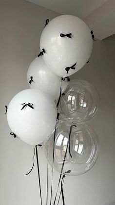 Clear Balloon Decorations Party Ideas, Birthday Pics Photoshoot, 19 Birthday Decorations Party Ideas, Black White Balloon Decorations, Black White Cake Design, Birthday Party Ideas Black And White, Black Coquette Party Theme, 18th Birthday Cake Black And White, Hbd Gift Ideas