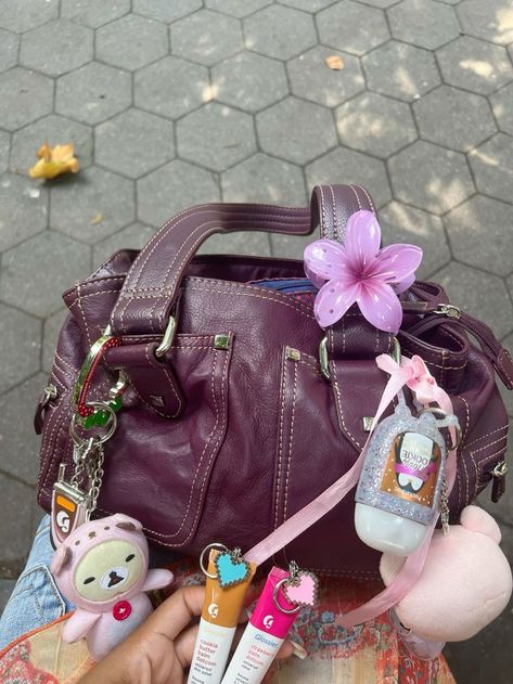 Purses With Keychains, Cute Shoulder Bags For School, Shoulder Bag With Charms, Bags With Keychain, Cute Bag Keychains, Aesthetic Bag Charms, Keychains On Bag, Pink Shoulder Bag Outfit, Korilakkuma Keychain