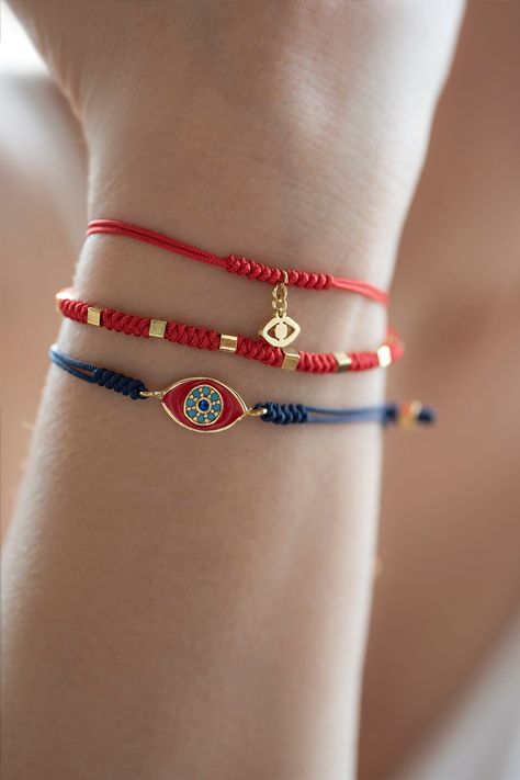 The Red Protection Bracelet has a powerful message: Evil will never destroy us or those we love, for a life lived in vulnerability is already our greatest victory. This authentic, lightweight Best Friend Bracelet can be carried in your pocket or your purse and is a perfect gift for anyone looking for positive affirmation. Wear this gorgeous Evil Eye Bracelet on your wrist to be fortunate and find happiness. This highly effective, intricately-designed Rope Nazar Jewelry piece is particularly popu Red Eye Bracelet, Red Weave, Snake Knot, Lucky Jewelry, Eye Details, Friend Bracelets, Knot Bracelet, Protection Bracelet, Meaningful Jewelry