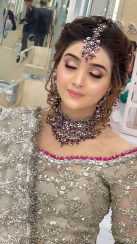 Pakistani Bridal Makeup Hairstyles, Pakistani Makeup Looks, Hairstyles Designs, Latest Bridal Makeup, Bridal Makeup Videos, Pakistani Bridal Hairstyles, Pakistani Bridal Makeup, Red Bridal Dress, Bridal Makeup Images