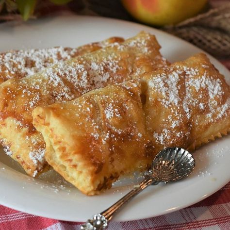 Apple Pockets Recipes, Crescent Sheet Recipes, Dough Sheet Recipes, Bread Braids, Cresent Roll Dough, Crescent Dough Sheet Recipes, Crescent Roll Dough Recipes, Apple Pie Pockets, Sheet Recipes