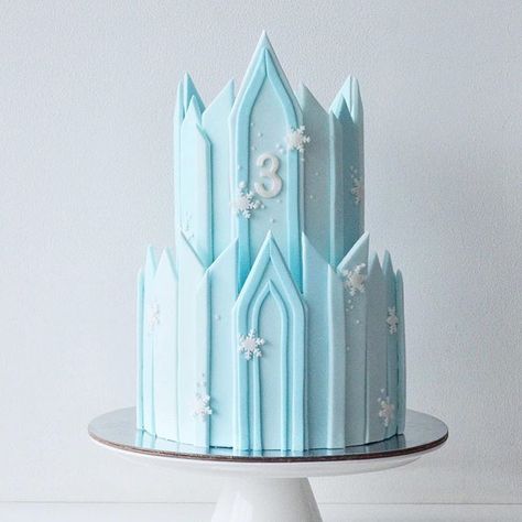 Elsa Birthday Cake Frozen, Classy Cake, Elsa Birthday Cake, Pastel Frozen, Frozen Birthday Party Cake, Frozen Themed Birthday Cake, Flori Fondant, Frozen Birthday Party Decorations, Disney Frozen Cake