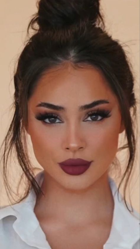 Makeup Ideas For Wine Color Dress, Latina Glam Makeup, Dark Brown Hair Makeup Looks, Makeup For Mexican Women, Makeup Looks For Black Hair, Make Up For Dark Hair, Latin Makeup Looks, Night Out Makeup Brown Eyes, Brown Hair Makeup Looks