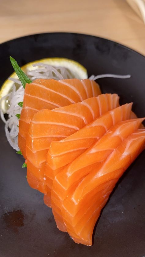 Salmon Sashimi Aesthetic, Sashimi Aesthetic, Japan Lifestyle, Salmon Sashimi, Nigiri Sushi, Light Appetizers, Japan Food, Food Obsession, Pretty Food