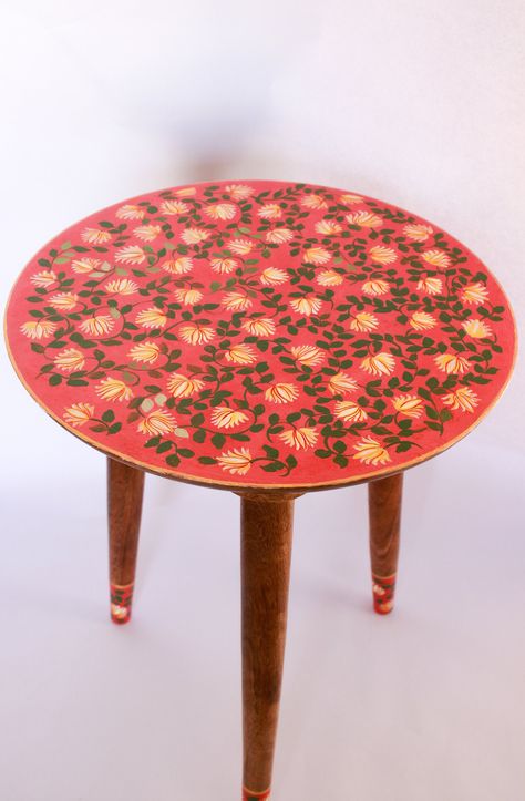 Painted Side Tables Living Room, Room Indian Style, Living Room Indian Style, Peg Table, Hand Painted Side Table, Painted Table Top, Vintage Hand Painted Furniture, Three Legged Table, Side Table Wooden