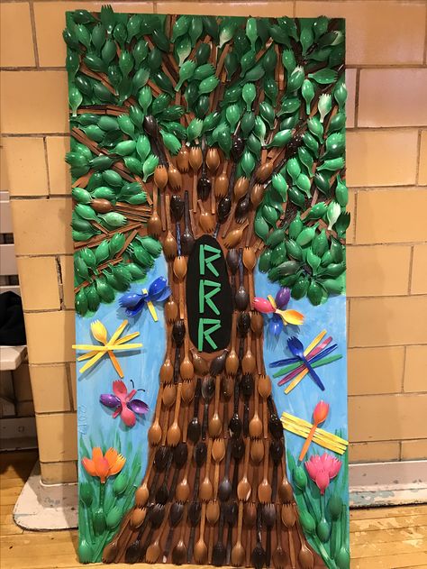 Coolest spork tree ever - recycled sporks into art Recycled Canvas Art, Art And Craft Exhibition Ideas, Recycling Projects For School, Recycled Crafts Kids Projects, Environmental Art Projects, Environmental Projects At School, Recycled Material Art, Hand Art Kids, Earth Day Projects