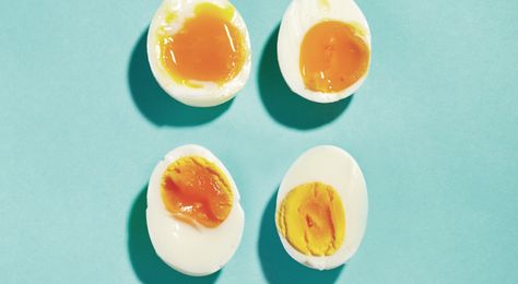 How to get perfectly boiled eggs - Chatelaine Creative Egg Recipes, Medium Boiled Eggs, Boiled Egg Recipes, Ramen Egg, Perfect Boiled Egg, Boil Eggs, Telur Rebus, Program Diet, Perfect Eggs