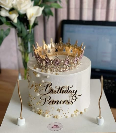 Cakes With Crowns On Top, Crown Cake Ideas, Bday Cake For Mom, Birthday Cake With Crown, 18th Birthday Cake Designs, Princess Happy Birthday, Queens Birthday Cake, Happy Birthday Queen, Queen Cakes