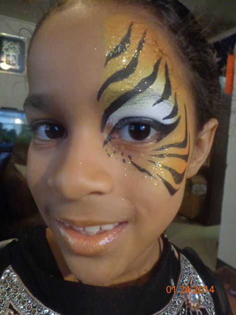 Half Tiger eye face paint Simple Tiger Face Paint, Lion Face Paint Easy, Tiger Face Paint Easy, Eye Face Paint, Tiger Face Paint, Lion Face Paint, Carnaval Make-up, Rainbow Face Paint, Tiger Makeup