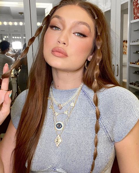 Gigi Hadid’s 26th Birthday Beauty Look Is All About the Playful Details | Vogue Gigi Hadid Hair, Y2k Hair, Flot Makeup, Y2k Hairstyles, Birthday Hairstyles, Hair Color Auburn, Farrah Fawcett, Auburn Hair, Nicole Richie