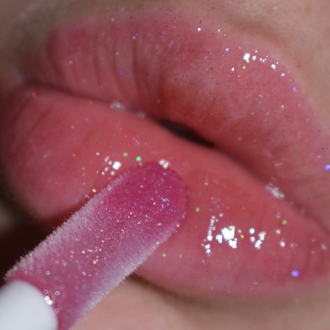 Pink Glitter Makeup, Holographic Lips, Sparkle Lips, Lip Gloss Homemade, Gloss Eyeshadow, Tinted Gloss, Pink Holographic, Facial Waxing, Glitter Lip Gloss