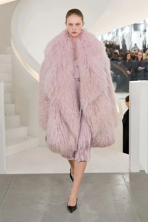 Michael Kors Collection Fall 2024 Ready-to-Wear Sleeping Beauty Wedding, Thomas Crown Affair, 2024 Runway, Michael Kors Fall, Moda Outfit, Cashmere Hoodie, Fall 24, Tanya Taylor, Sienna Miller